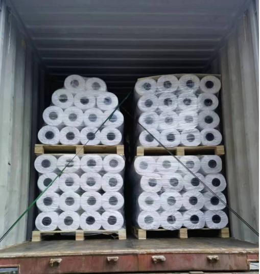 Предварительно нанесенная самоклеящаяся мембрана из ПЭВП шириной 2,4 м, готовая к отправке.