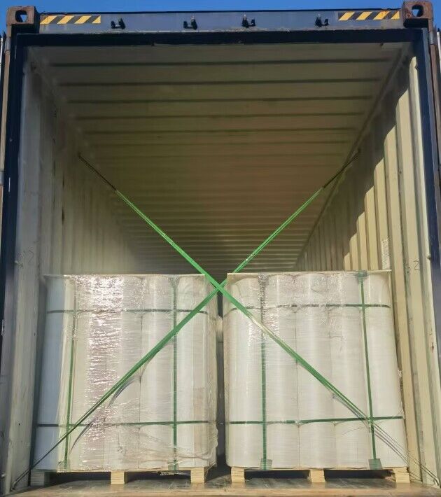 Предварительно нанесенная самоклеящаяся водонепроницаемая мембрана из ПЭВП шириной 1,2 м, готовая к отправке.