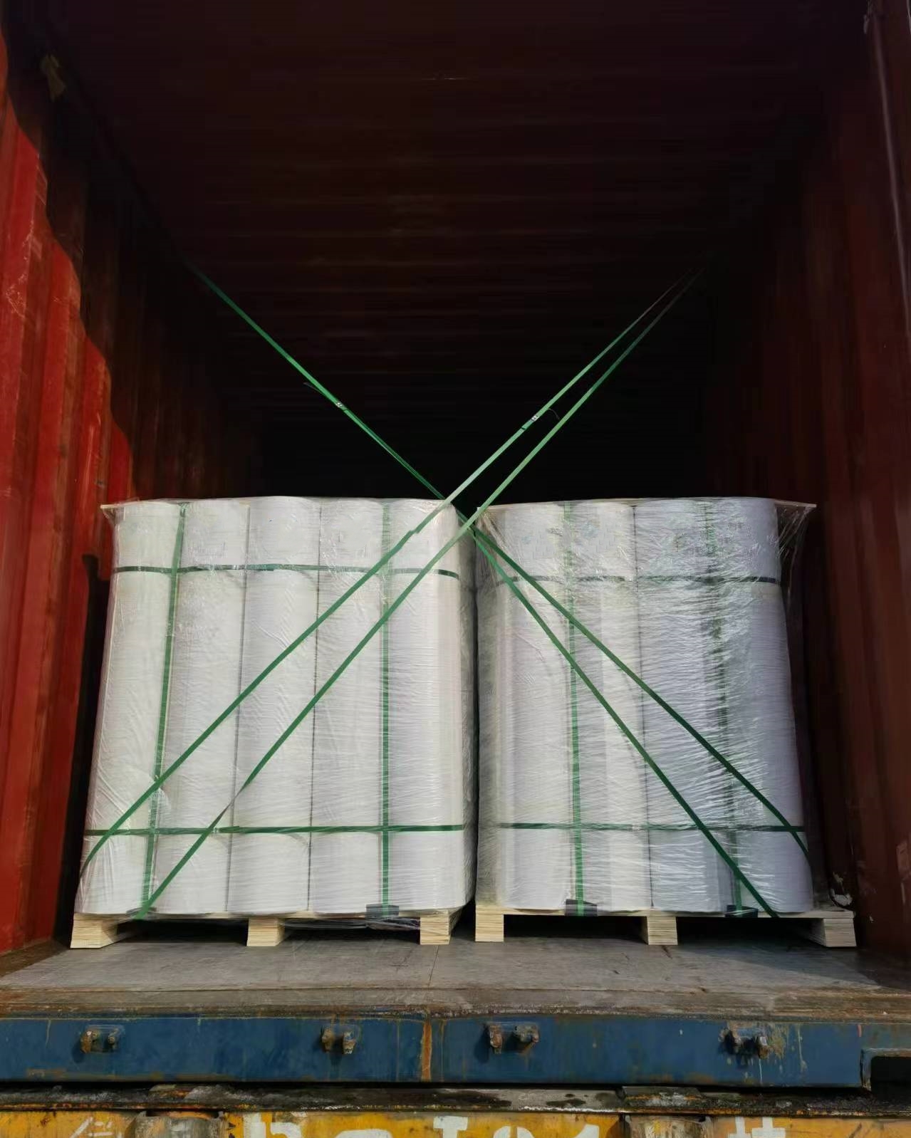 Самоклеящаяся предварительно нанесенная мембрана из ПЭВП шириной 1,2 м, готовая к отправке.