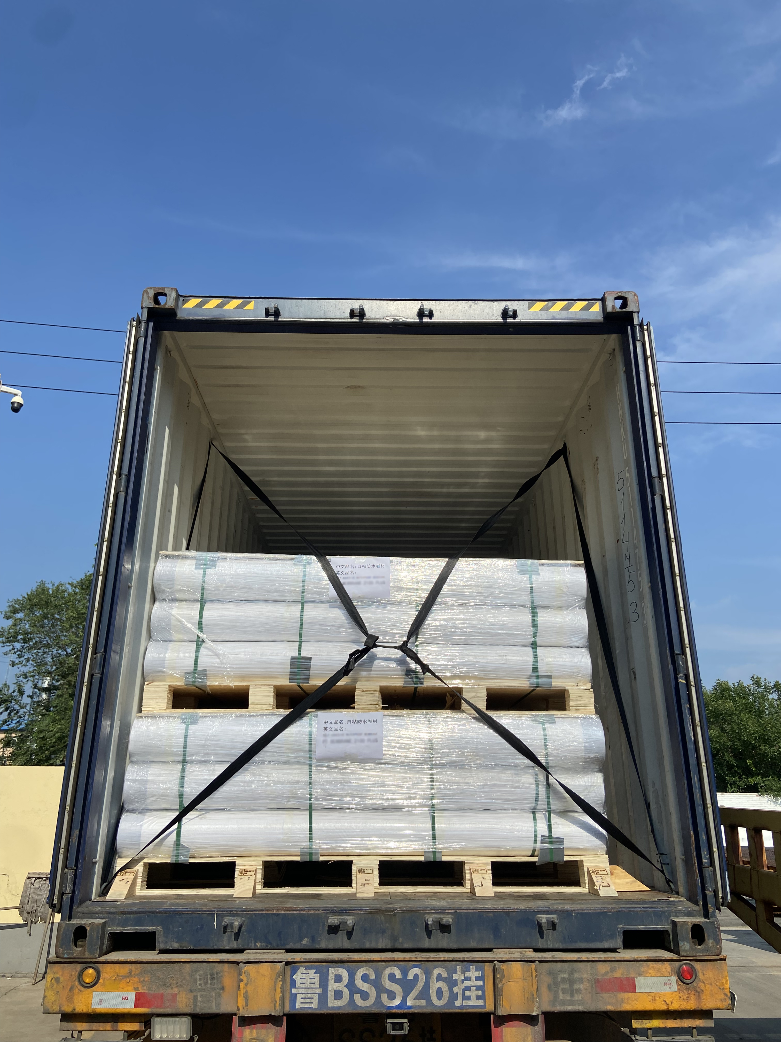 Самоклеящаяся предварительно нанесенная мембрана из HDPE шириной 2,1 м отправляется в Европу 