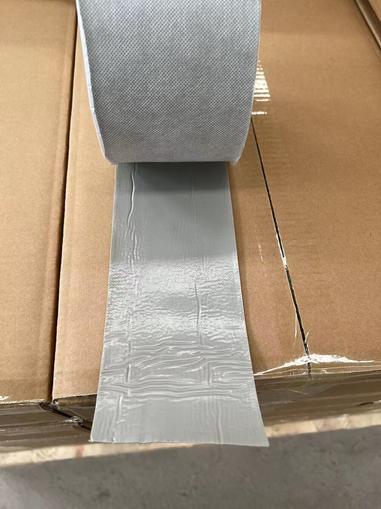 Односторонняя бутиловая лента с нетканой текстильной поверхностью готова к отправке.